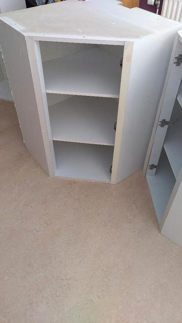 Gratis, snel ophalen: 2 bovenhoekkasten (bijkeuken / schuur)
