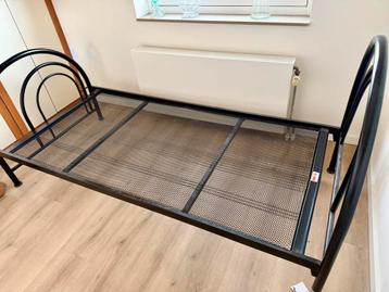 Zwart eenpersoons bed (incl 2 matrassen)
