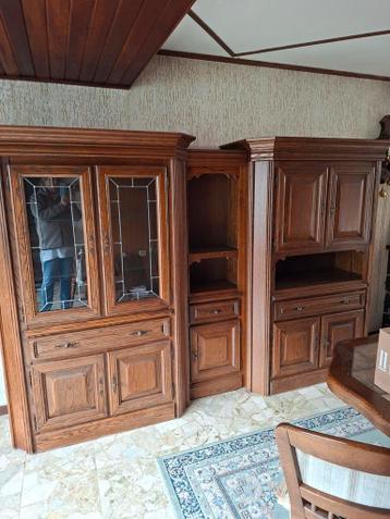 Houten wandmeubel met vitrinekast en opbergkasten