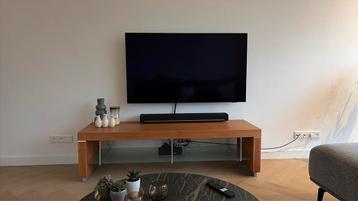 Gratis af te halen: Modern houten tv-meubel met glazen plank