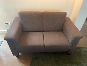 Donkerbruine tweezitsbank - Compact en comfortabel