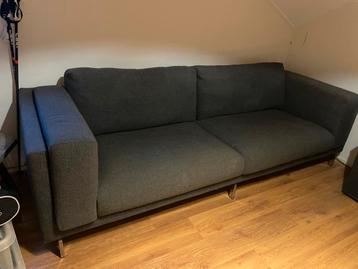 Donkergrijze bank 2,5 meter lang