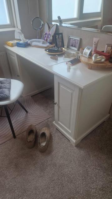 BUREAU IKEA ZWAAR MDF  GRATIS OPHALEN