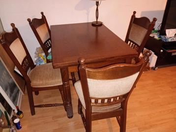 Groene driezitsbank, tafel met stoelen gratis