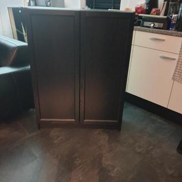 GRATIS optehalen Zwarte wandkast met veel opbergruimte