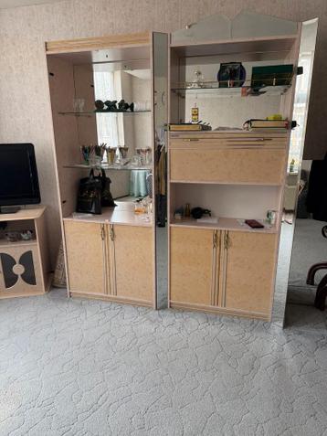 Twee vitrinekasten met spiegel en opbergruimte