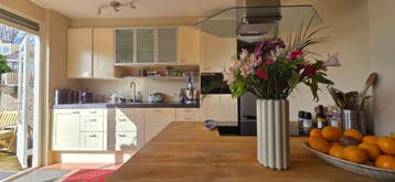 Complete keuken met eiland (goed werkend en gratis)