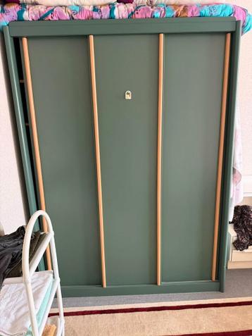 Groene kledingkast met schuifdeuren