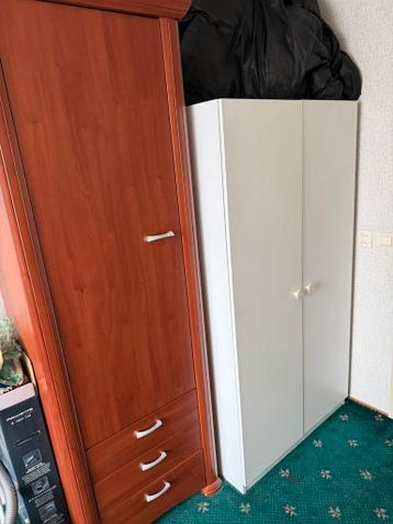 Houten kledingkast met lades