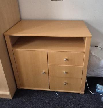 Bruin dressoir/kastje MOET WEG!
