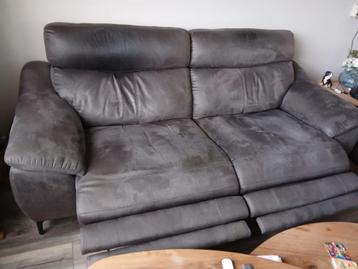Comfortabele 2,5zitsbank  met elektrische voetensteunen