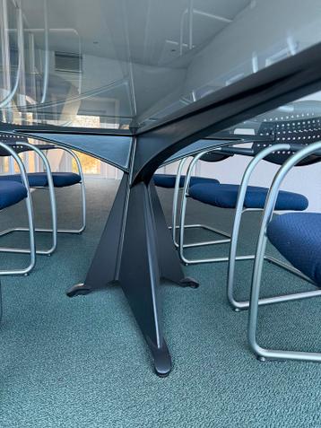 Glazen eettafel - vergadertafel met metalen onderstel