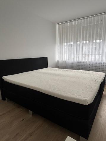 Tweepersoonsbed 180x200cm met hoofdbord