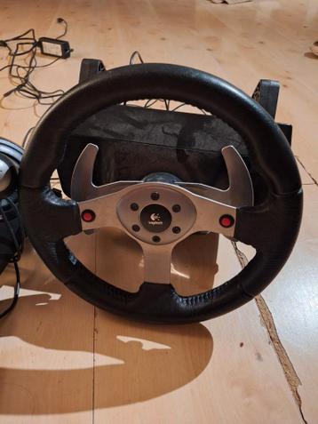 Gratis Logitech G25 racestuur met pedalen en schakelpook