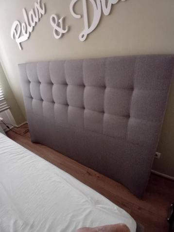 Grijs hoofdbord z.g.a.n. 180x124 cm