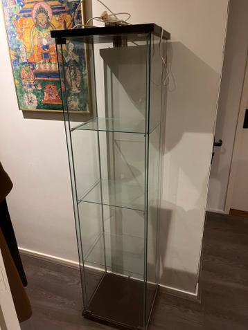 Gratis glazen vitrinekast met verlichting