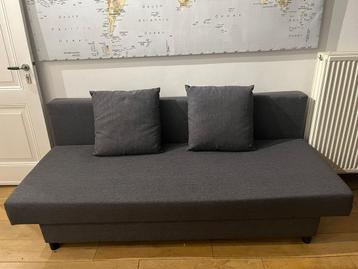 Grijze slaapbank met kussens