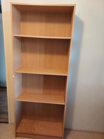 Houten boekenkast met verstelbare planken