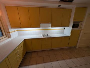 Okergele hoekkeuken met apparatuur - GRATIS AFHALEN -