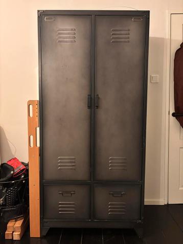 Metalen lockerkast met twee deuren en lades
