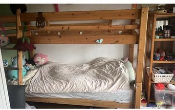 Gratis houten degelijke en stevige hoogslaper stapelbed