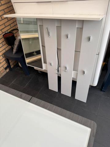Witte wandkapstok met spiegel