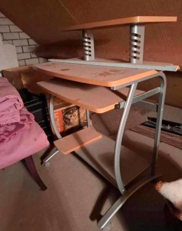 GRATIS! Bureau met metalen frame