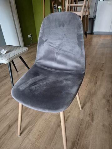 Grijze fluwelen stoel met houten poten