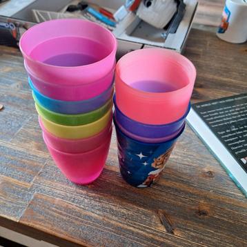 Gratis stapel vrolijke plastic bekers