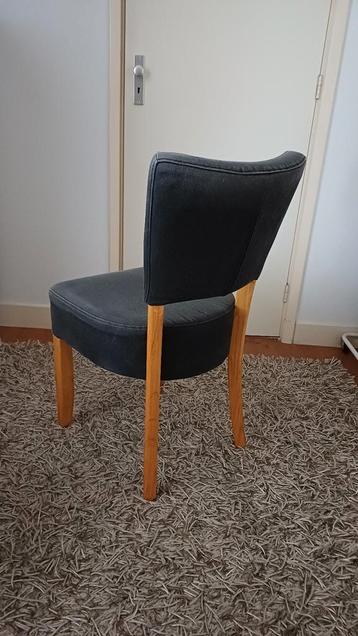 Vier eenvoudige stoelen