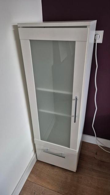 Gratis: Witte opbergkast met lade en melkglasdeur