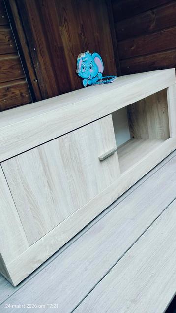 Lichtgekleurde tv kast met lad