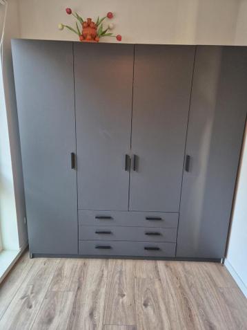 Ruime antraciet kledingkast met lades en deuren