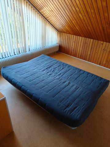 Donkerblauwe slaapbank