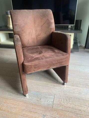 GRATIS 6 bruine eetkamerstoelen met armleuningen