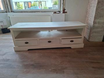 Gratis houten tv-kast met 3 lades - opknapper