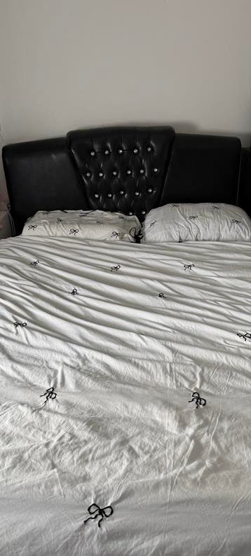 Lederenlook boxspring met 2 zwarte Ikea nachtkastjes 140x200