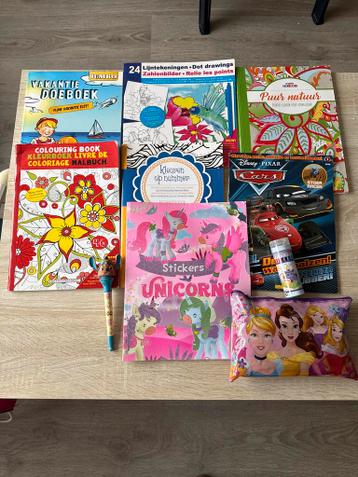 Gratis Kleurboeken, spelletjesboek, stickerboek en potloden