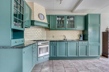 Hoekkeuken met bovenkasten en inbouwapparatuur