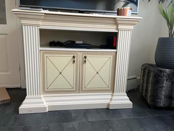 GRATIS TV-kast / dressoir in klassiek brocante stijl