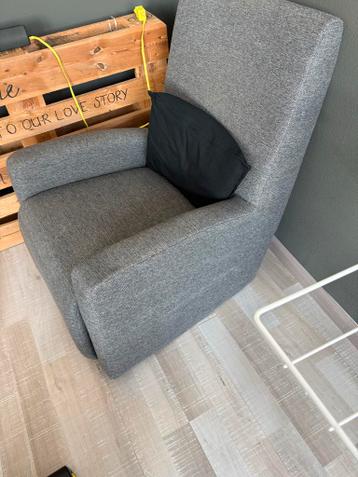 Comfortabele grijze schommelstoel