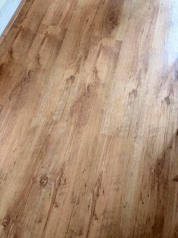 Gratis laminaat vloer ca. 30m2