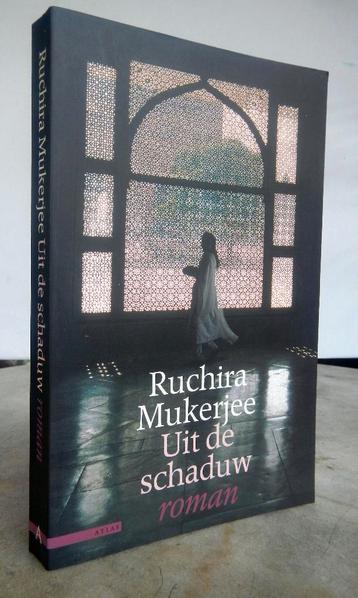 Mukerjee, Ruchira - Uit de schaduw (India 1999 1e dr.)