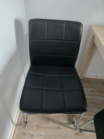 4 zwarte eetkamerstoelen, 1 met lichte beschadiging