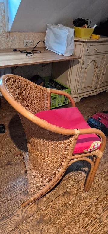Rieten stoel met rood kussen