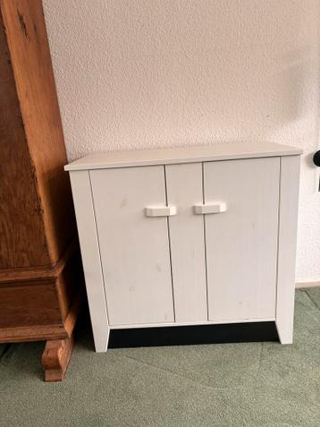 Wit houten kastje met 2 deurtjes