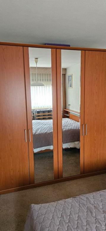 Kledingkast met spiegeldeuren