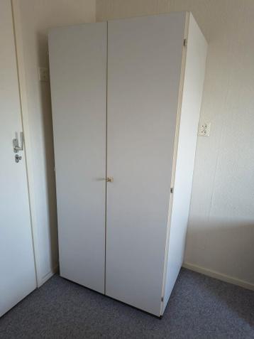 Eenvoudige witte kast, gratis