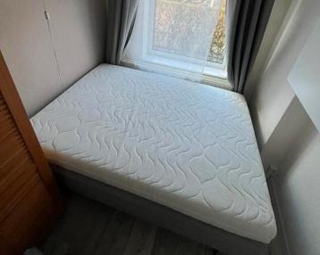 Ikea tweepersoons bed met gebruikerssporen