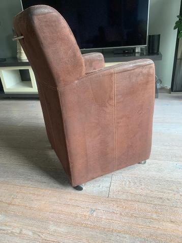 GRATIS: 6 Bruine suède-achtige eetkamerstoelen op wielen